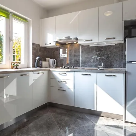 In With Kitchen Piran